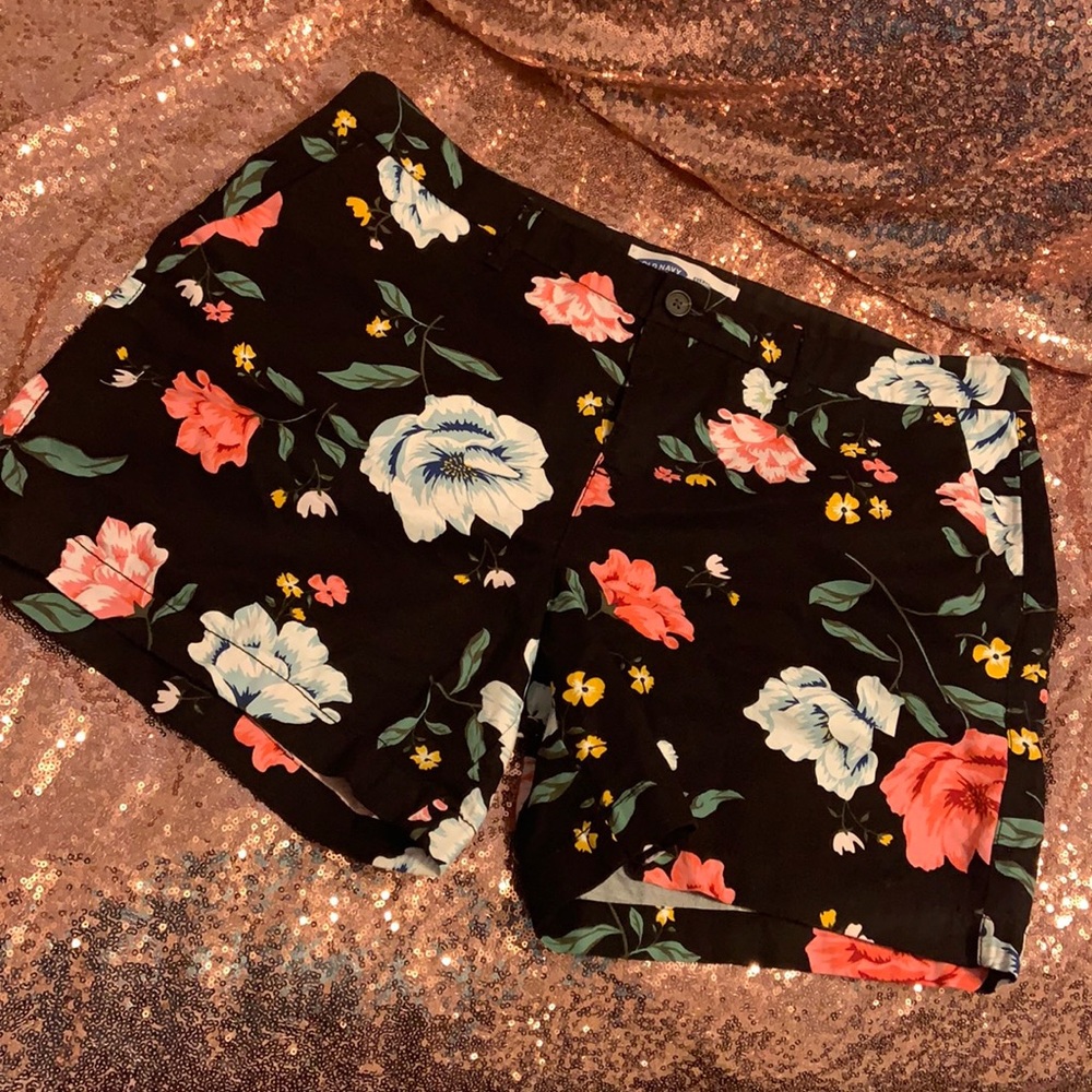 Old Navy Mid-Rise Everyday Shorts - Size 14